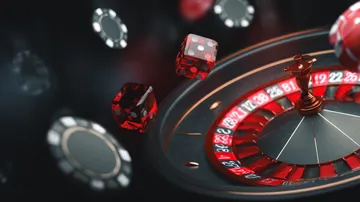 উৎসবের মুহূর্তে ঐতিহ্যবাহী পোশাক পরা এক আনন্দিত নারী তার স্মার্টফোন ব্যবহার করছেন, যা দেখায় 8E88VIP অ্যাপ কীভাবে দৈনন্দিন জীবনের সঙ্গে সহজে মানিয়ে যায়।